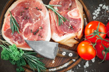 Baharatlı çiğ et ve mutfak aksesuarları..