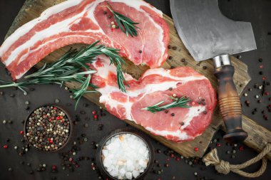 Baharatlı çiğ et ve mutfak aksesuarları..