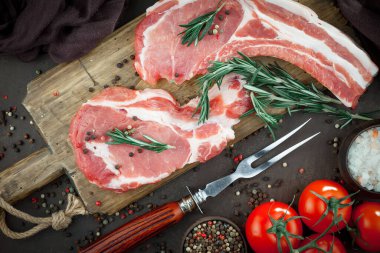 Baharatlı çiğ et ve mutfak aksesuarları..