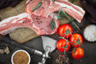 Baharatlı çiğ et ve mutfak aksesuarları..