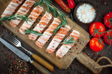 Baharatlı çiğ et ve mutfak aksesuarları..