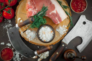 Baharatlı çiğ et ve mutfak aksesuarları..