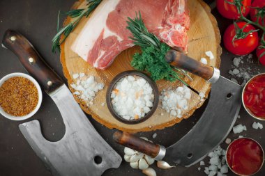 Baharatlı çiğ et ve mutfak aksesuarları..