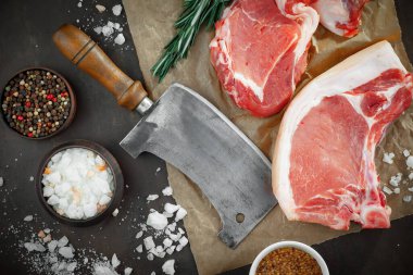 Baharatlı çiğ et ve mutfak aksesuarları..