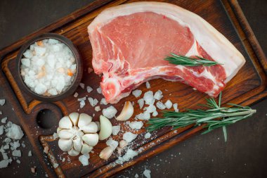 Baharatlı çiğ et ve mutfak aksesuarları..