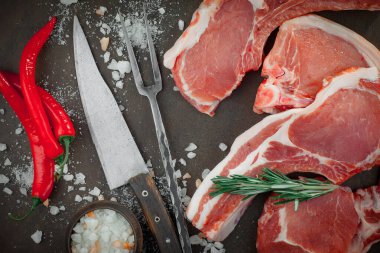 Baharatlı çiğ et ve mutfak aksesuarları..