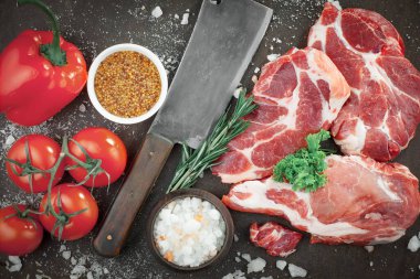 Baharatlı çiğ et ve mutfak aksesuarları..