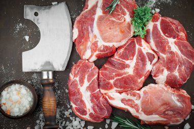 Baharatlı çiğ et ve mutfak aksesuarları..