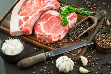 Baharatlı çiğ et ve mutfak aksesuarları..