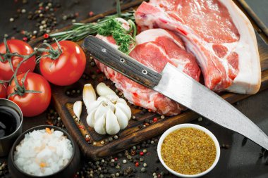 Baharatlı çiğ et ve mutfak aksesuarları..