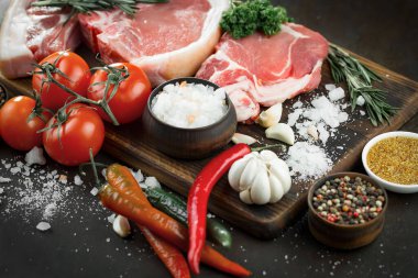 Baharatlı çiğ et ve mutfak aksesuarları..