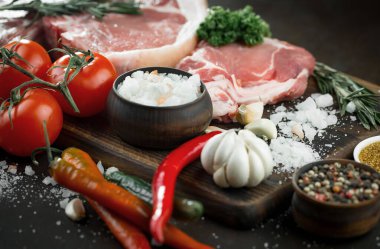 Baharatlı çiğ et ve mutfak aksesuarları..