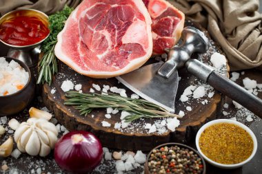 Baharatlı çiğ et ve mutfak aksesuarları..