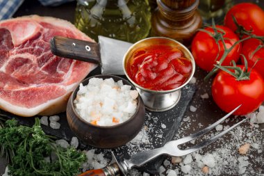 Baharatlı çiğ et ve mutfak aksesuarları..