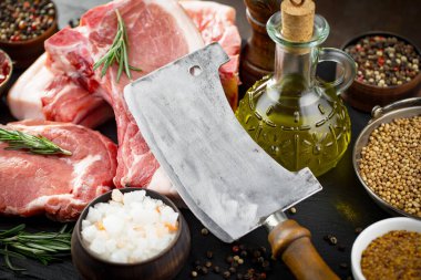 Baharatlı çiğ et ve mutfak aksesuarları..