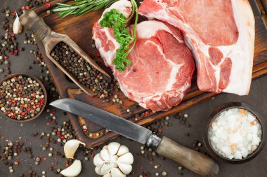 Baharatlı çiğ et ve mutfak aksesuarları..