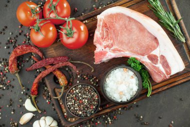 Baharatlı çiğ et ve mutfak aksesuarları..