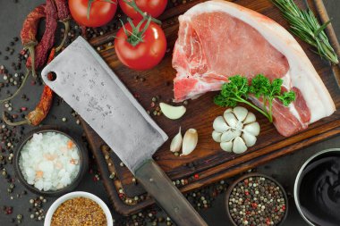 Baharatlı çiğ et ve mutfak aksesuarları..