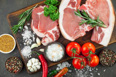 Baharatlı çiğ et ve mutfak aksesuarları..