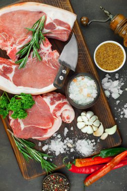 Baharatlı çiğ et ve mutfak aksesuarları..