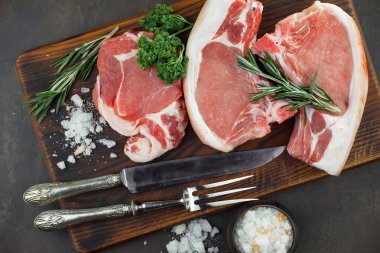 Baharatlı çiğ et ve mutfak aksesuarları..