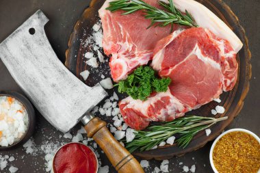 Baharatlı çiğ et ve mutfak aksesuarları..