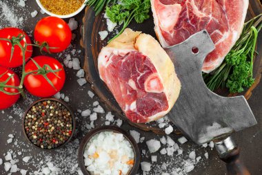 Baharatlı çiğ et ve mutfak aksesuarları..