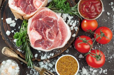 Baharatlı çiğ et ve mutfak aksesuarları..