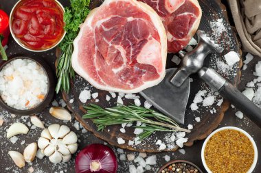 Baharatlı çiğ et ve mutfak aksesuarları..