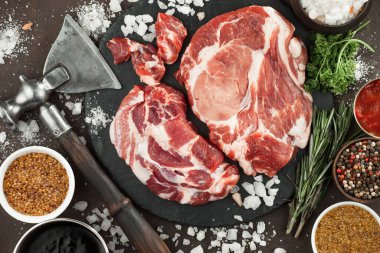 Baharatlı çiğ et ve mutfak aksesuarları..