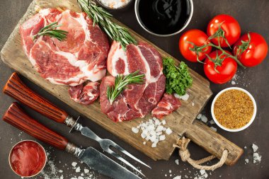 Baharatlı çiğ et ve mutfak aksesuarları..