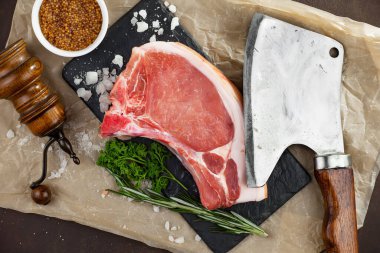 Baharatlı çiğ et ve mutfak aksesuarları..