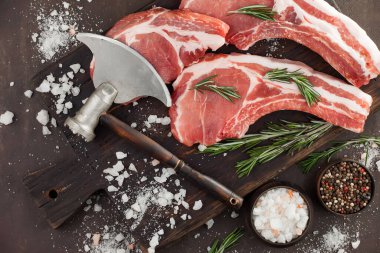 Baharatlı çiğ et ve mutfak aksesuarları..