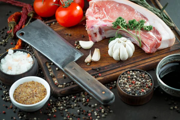 Baharatlı çiğ et ve mutfak aksesuarları..