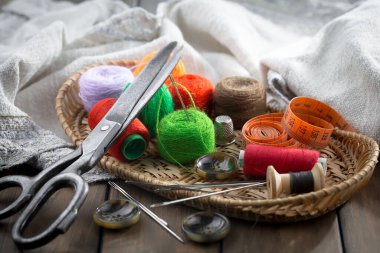 İplikler, iğneler ve dikiş malzemeleri.