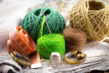 İplikler, iğneler ve dikiş malzemeleri.