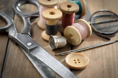 İplikler, iğneler ve dikiş malzemeleri.