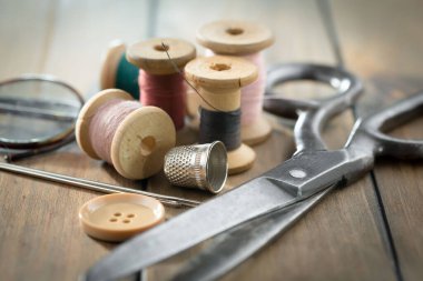 İplikler, iğneler ve dikiş malzemeleri.