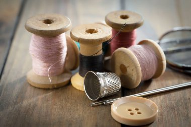 İplikler, iğneler ve dikiş malzemeleri.