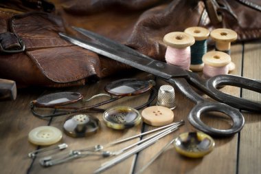 İplikler, iğneler ve dikiş malzemeleri.