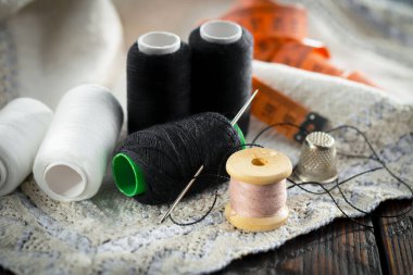 İplikler, iğneler ve dikiş malzemeleri.