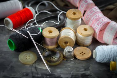 İplikler, iğneler ve dikiş malzemeleri.