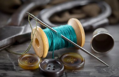 İplikler, iğneler ve dikiş malzemeleri.