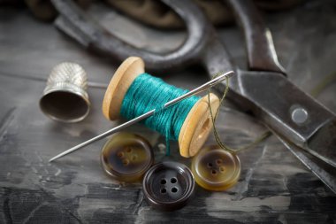 İplikler, iğneler ve dikiş malzemeleri.