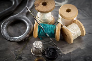 İplikler, iğneler ve dikiş malzemeleri.