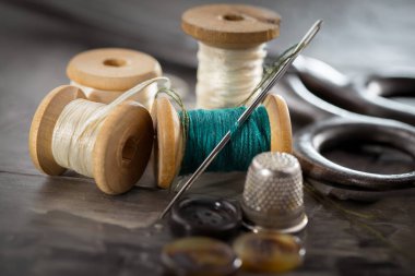 İplikler, iğneler ve dikiş malzemeleri.
