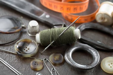 İplikler, iğneler ve dikiş malzemeleri.