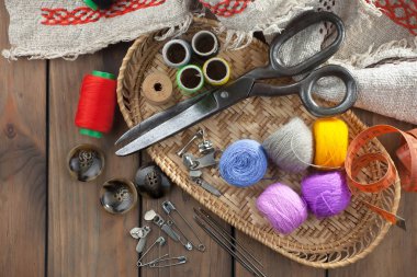 İplikler, iğneler ve dikiş malzemeleri.