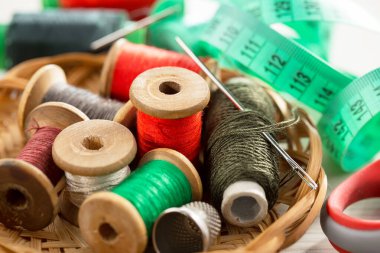 İplikler, iğneler ve dikiş malzemeleri.