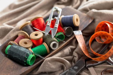 İplikler, iğneler ve dikiş malzemeleri.